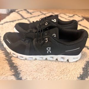 Black/white Oncloud shoes Men’s 7
